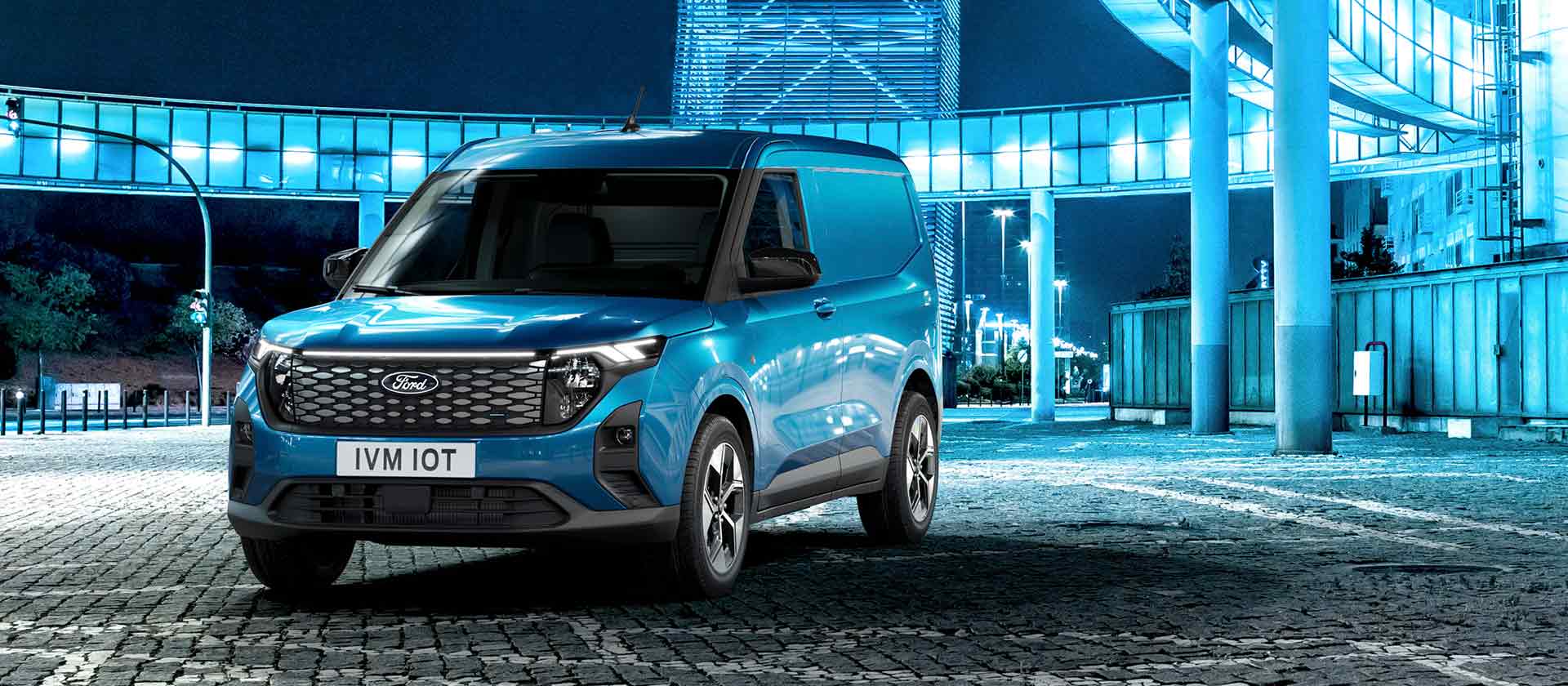Blauwe Ford E-Transit Courier, vooraanzicht