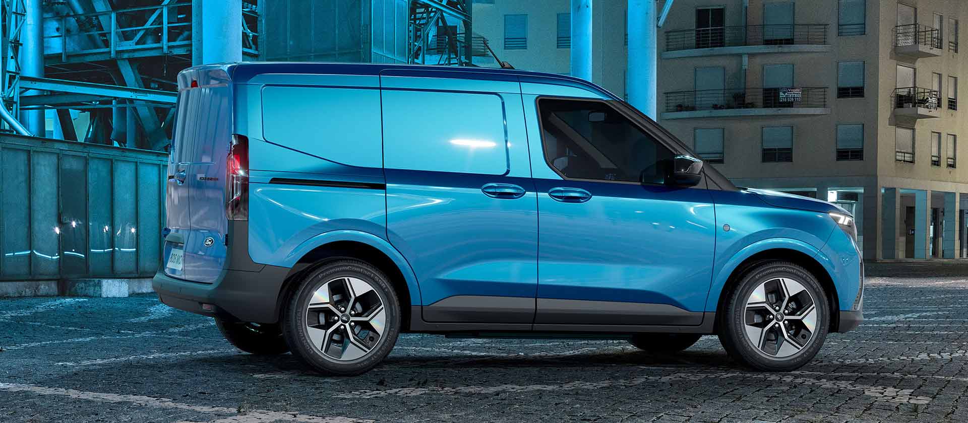 Blauwe Ford E-Transit Courier, zijaanzicht rechts