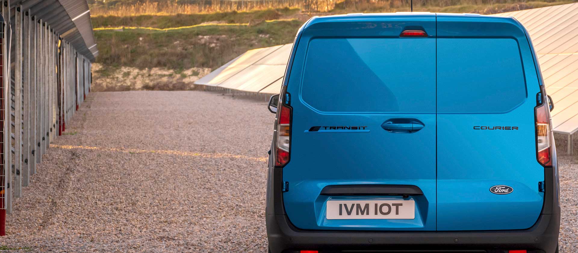 Ford E-Transit Courier blauw, achteraanzicht
