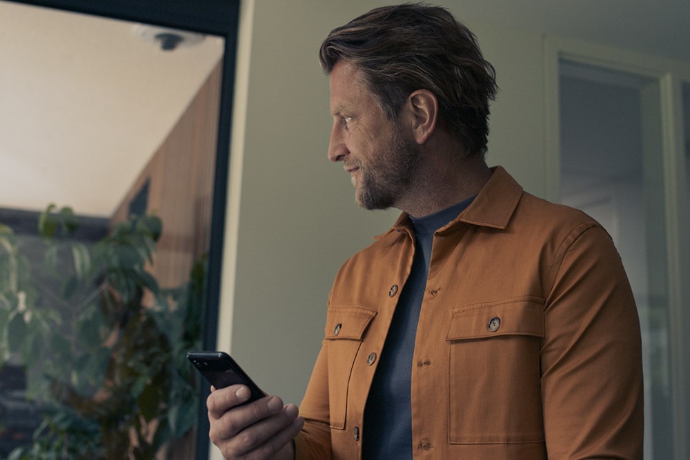Ford klant gebruikt een mobiel apparaat met Ford-app