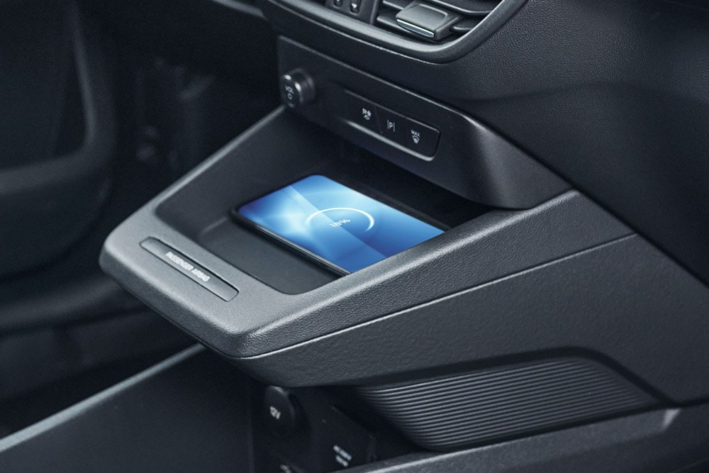 Ford E-Transit Courier met draadloze oplader in de middenconsole