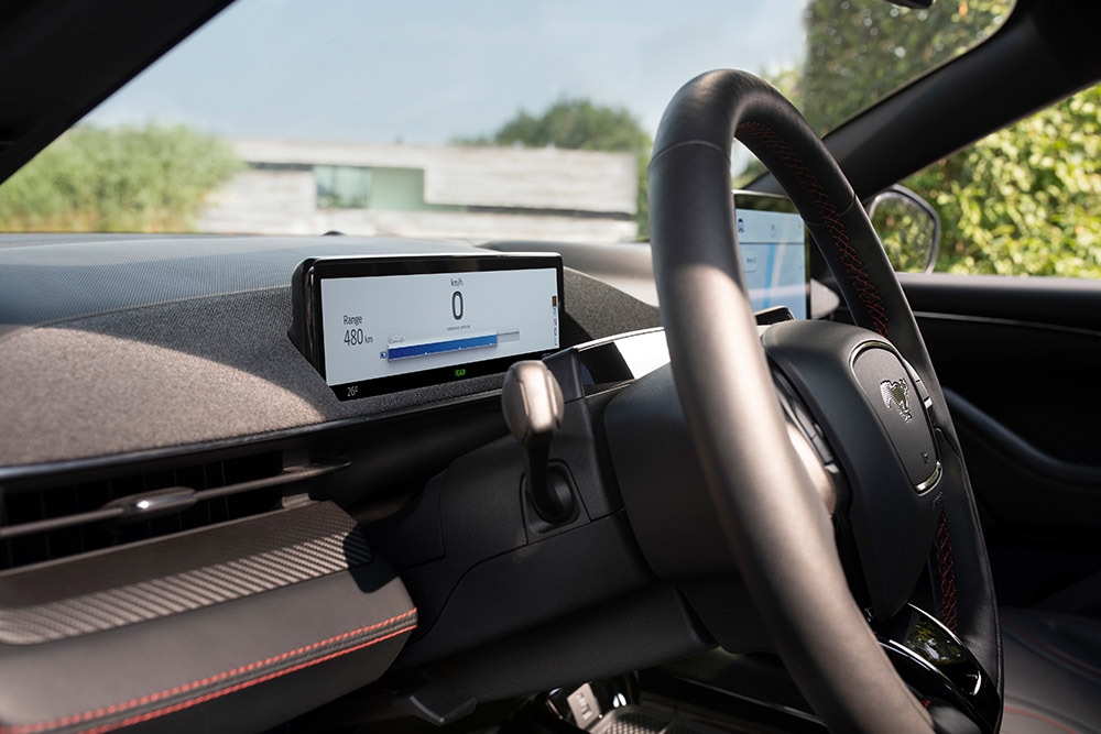 Binnenaanzicht van een Ford SUV-dashboard, met het stuurwiel en verbonden diensten.