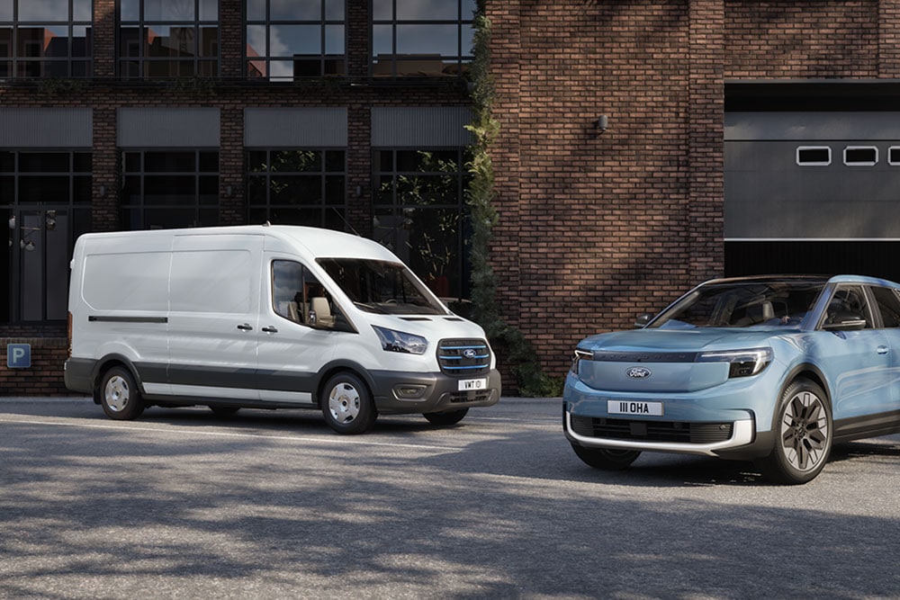 Twee Ford-wagenparkvoertuigen: een witte bestelwagen en een lichtblauwe Ford Explorer.