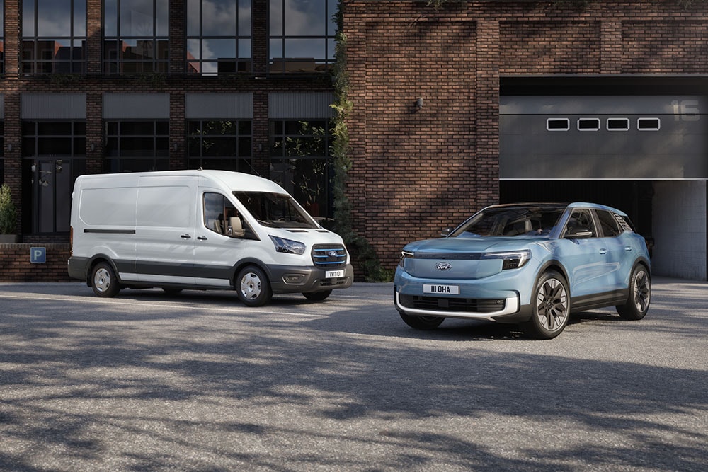 Twee Ford-wagenparkvoertuigen: een witte bestelwagen en een lichtblauwe Ford Explorer.