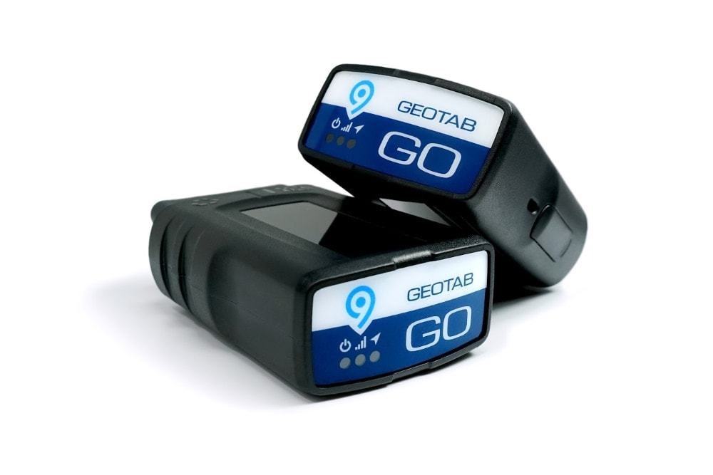 Close-up van twee Geotab GO 9 GPS-vlootvolgsystemen.