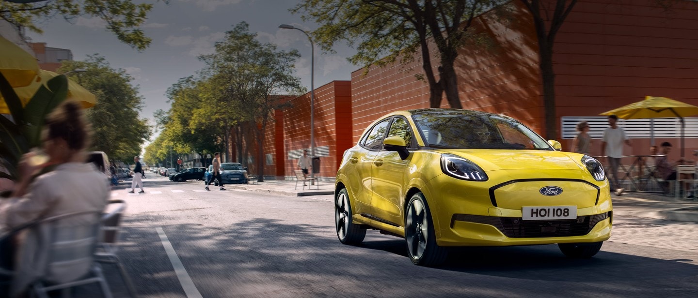 Een gele elektrische Ford Puma Gen-E® geparkeerd naast een grijze EcoBoost® Ford Puma® op benzine. 