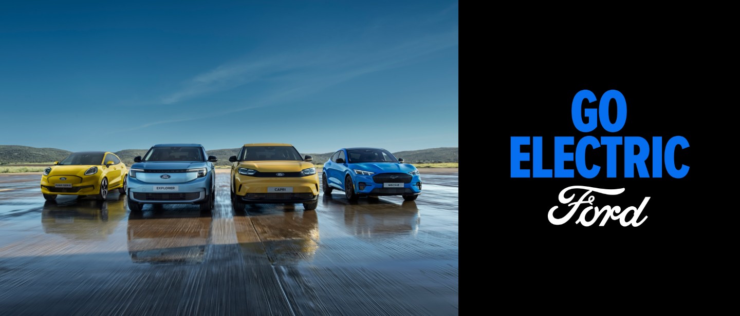 De Ford Puma Gen-E, Ford Explorer, Ford Capri en Ford Mustang Mach-E op een rij op een startbaan, naast een 'Go Electric'-afbeelding op een blauwe achtergrond.