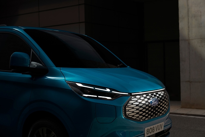 Een close-up van een blauwe elektrische Ford E-Transit Custom bestelwagen.