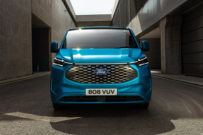 Een vooraanzicht van een blauwe elektrische Ford E-Transit Custom bestelwagen.