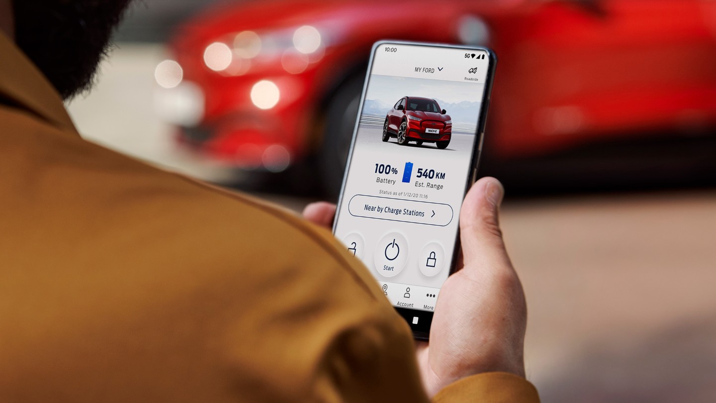 Een persoon kijkt naar de FordPass-app.
