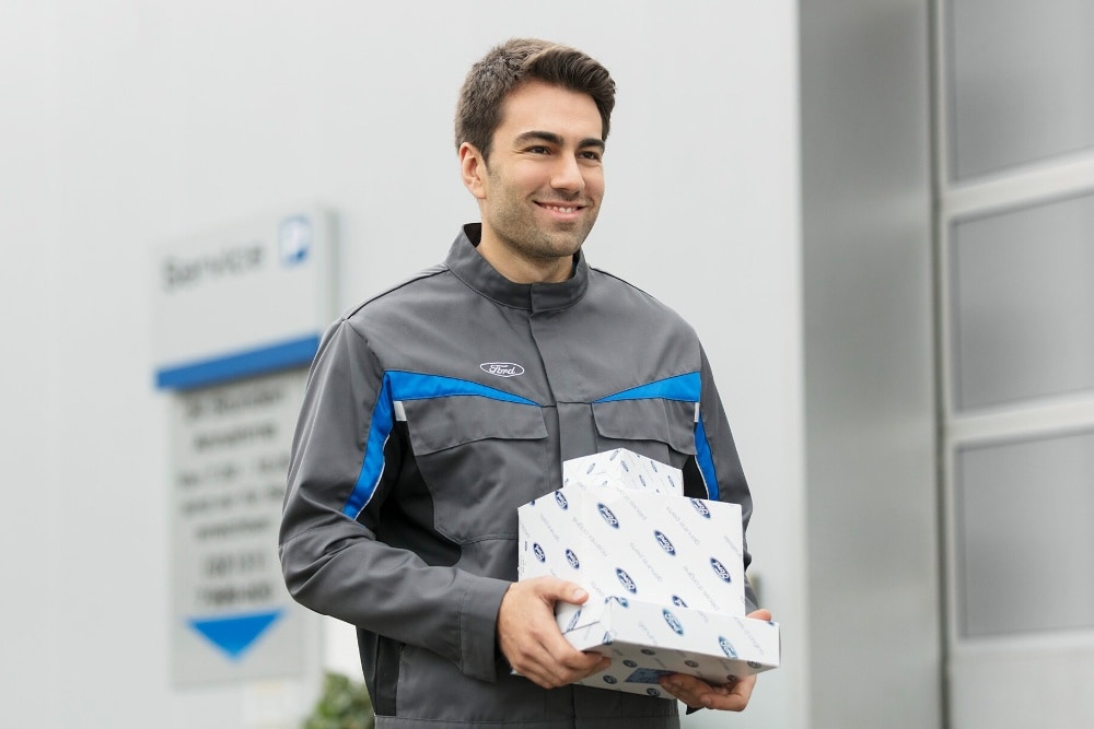 Ford-servicevertegenwoordiger die pakketten aflevert