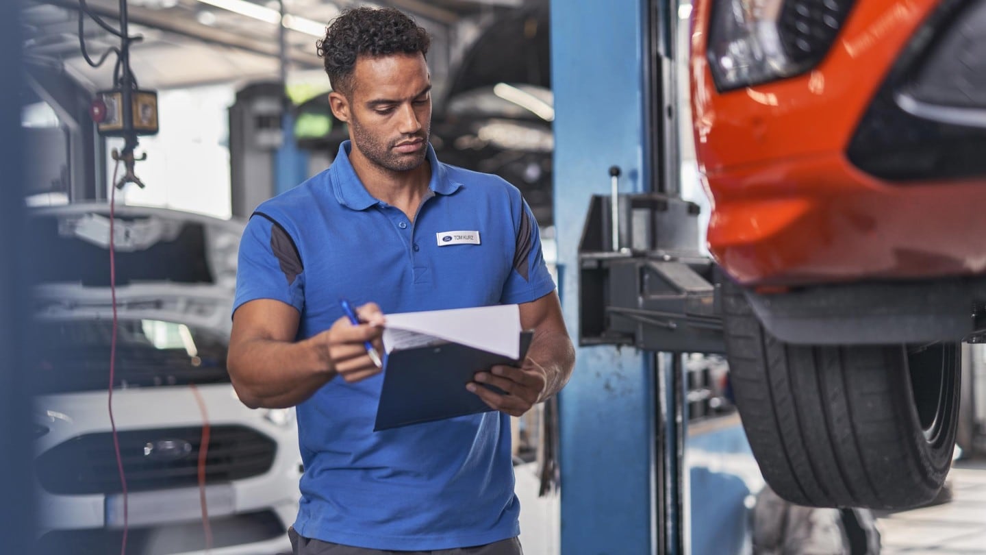 Ford-onderhoudsmonteur, wielen inspecteren