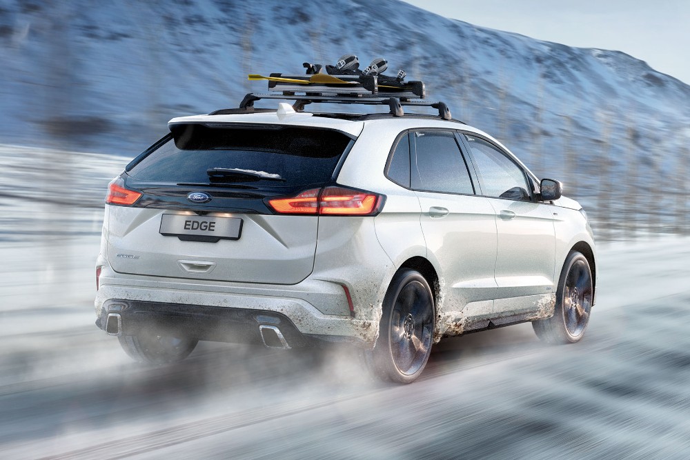 Witte Ford Edge die op ijzige wegen rijdt
